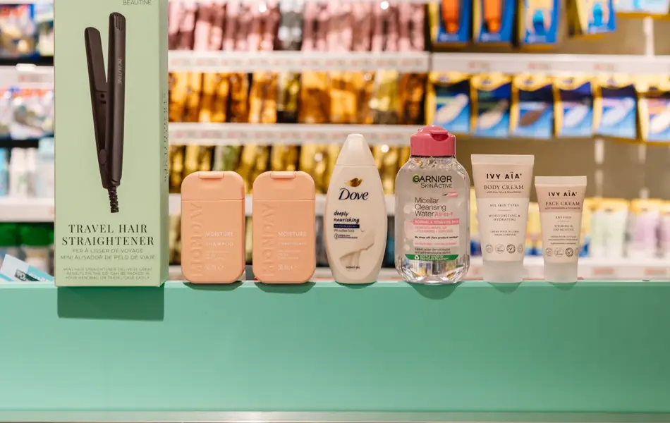 reisestørrelser på hylle i butikk