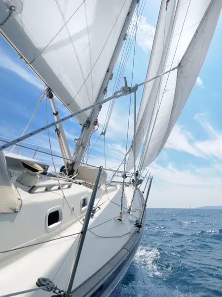 Hvit seilbåt på havet blå himmel