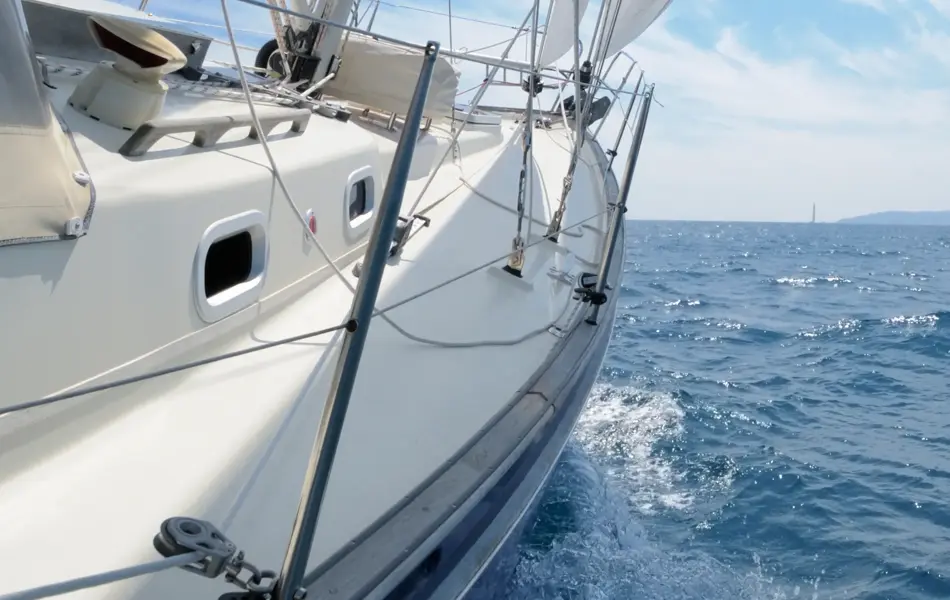 Hvit seilbåt på havet blå himmel