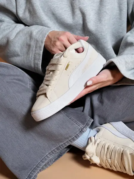 Semsket lyse beige Puma sneakers