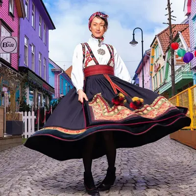 dame i bunad som står midt i stavanger fargegaten