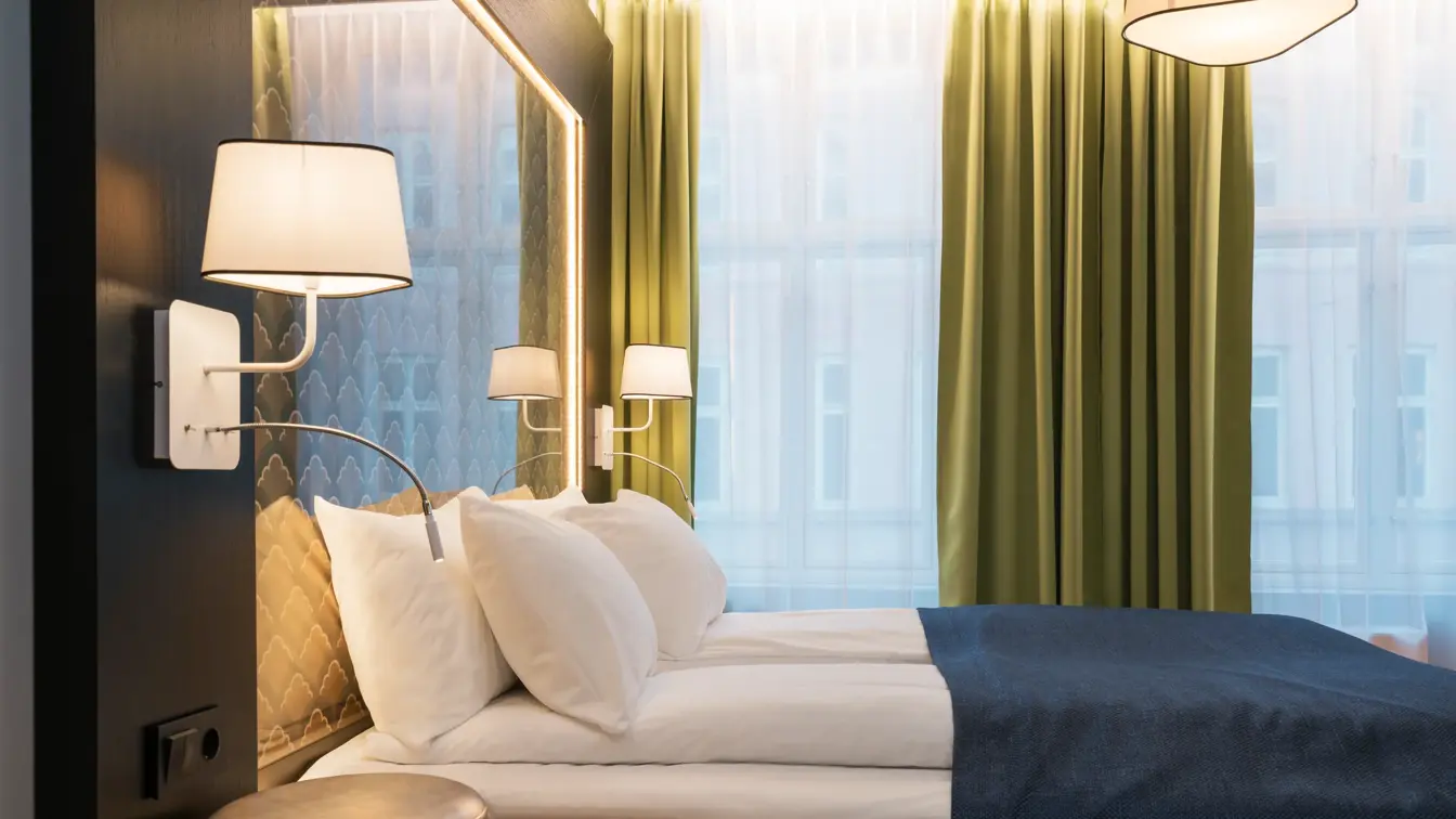 Dobbeltseng med leselampe på handikaprom på Thon Hotel Spectrum i Oslo sentrum