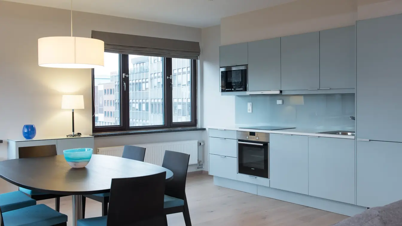 Sitteplass og kjøkken på juniorsuite på Thon Hotel Slottsparken i Oslo sentrum rett ved Karl Johan