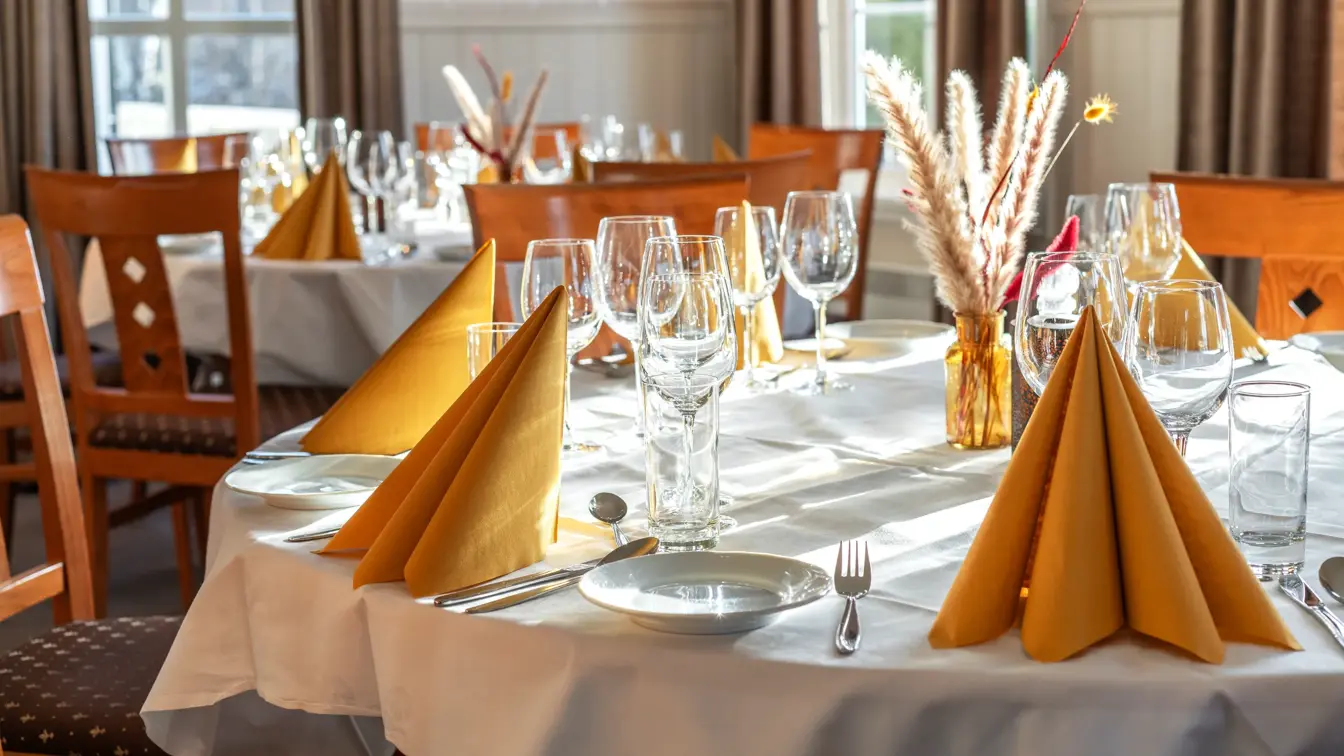 Runde bord dekket til middag og fest