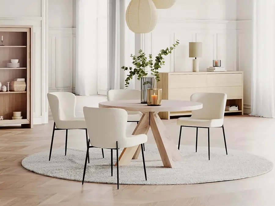Spisestue med lyse møbler