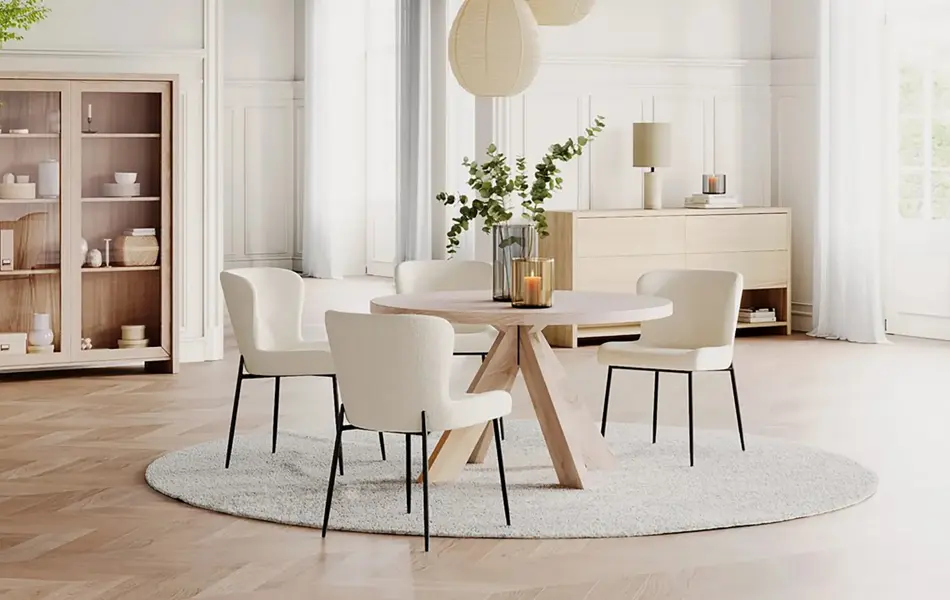 Spisestue med lyse møbler