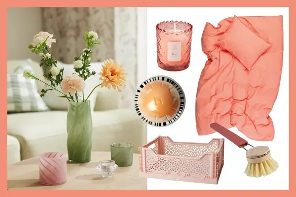 Kollasje med interiørbilde av sofabord med vase og telysholdere, produktbilder av rosa duftlys, fersken sengesett, kaffekapsel, oppvaskbørste og rosa kasse.