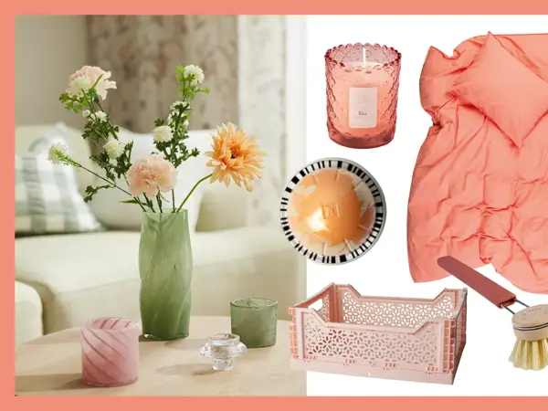 Kollasje med interiørbilde av sofabord med vase og telysholdere, produktbilder av rosa duftlys, fersken sengesett, kaffekapsel, oppvaskbørste og rosa kasse.