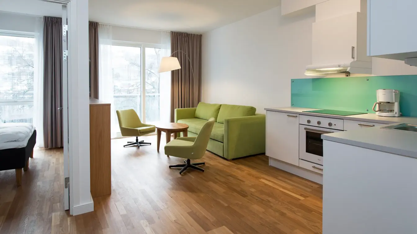 Ettroms-leilighet med kjøkken og sittegruppe på Thon Hotel Sandven i Nordheimsund