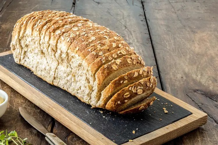 Havre er en av våre aller sunneste kornsorter som smaker veldig godt og holder deg mett lenge. Her får du to saftige og gode brød fra Baker Brun.