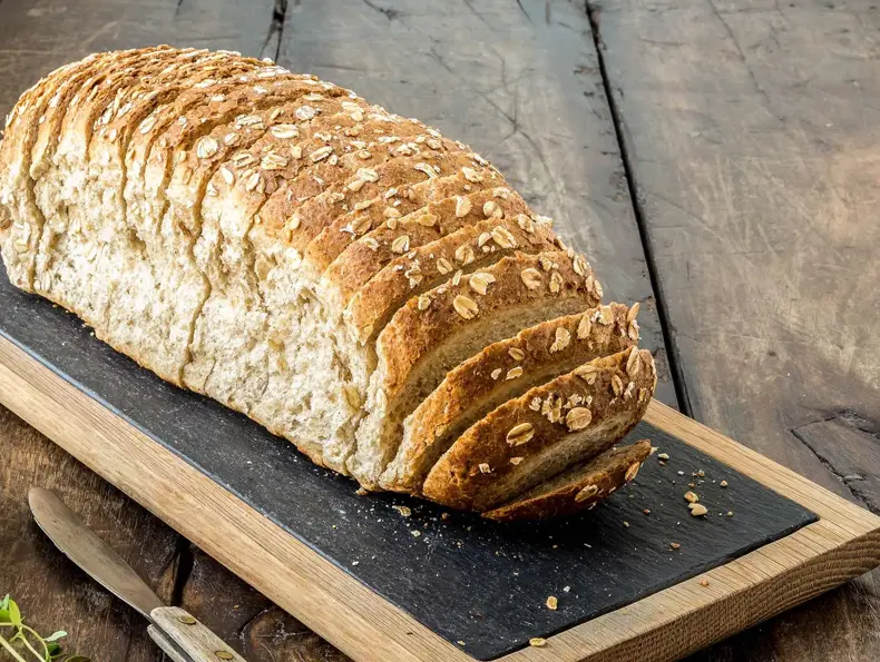 Grovt havrebrød på brett