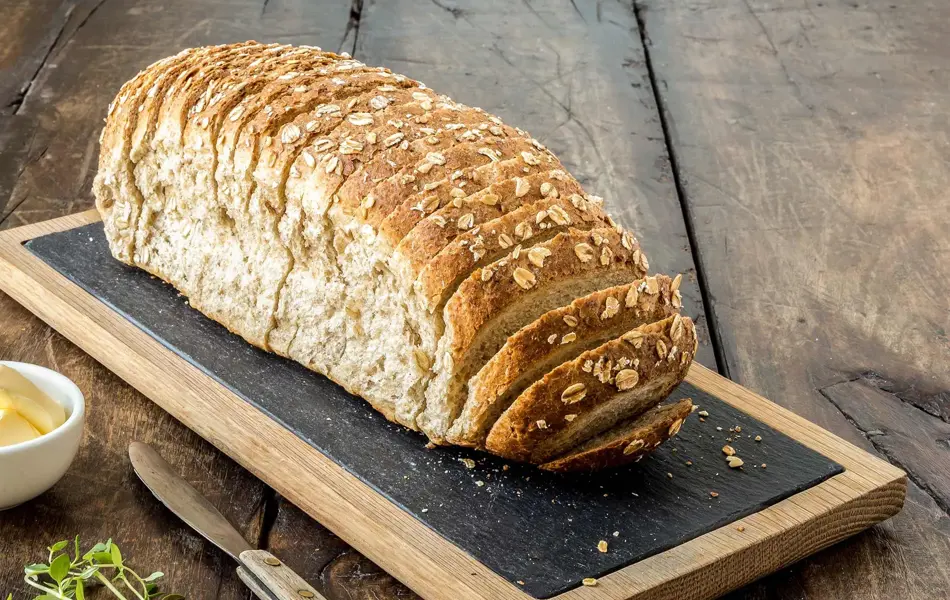 Grovt havrebrød på brett