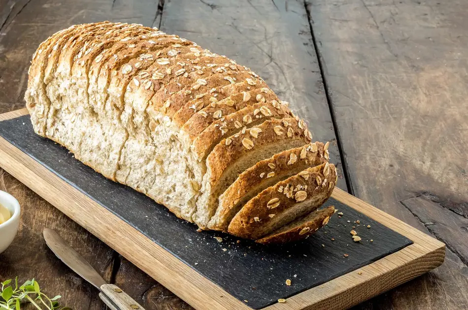 Grovt havrebrød på brett