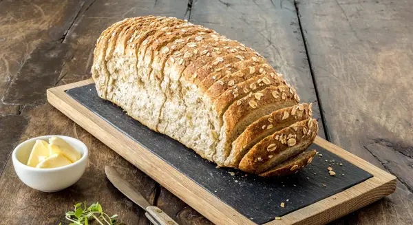 Grovt havrebrød på brett
