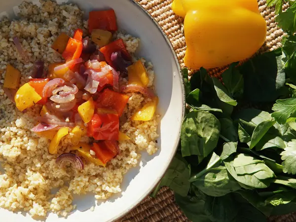 ris og grønnsaker i skål