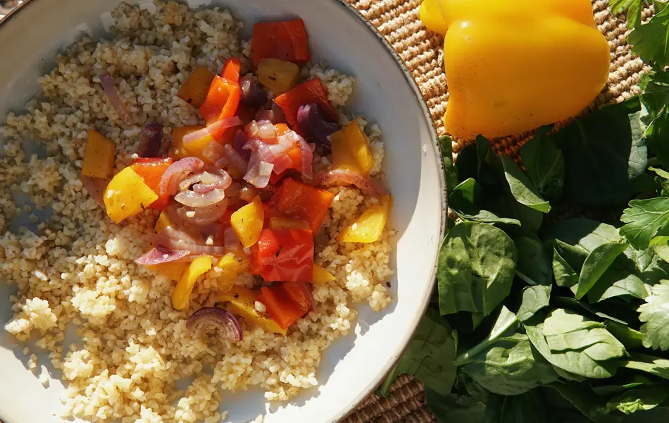 ris og grønnsaker i skål