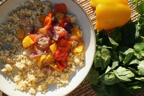 ris og grønnsaker i skål