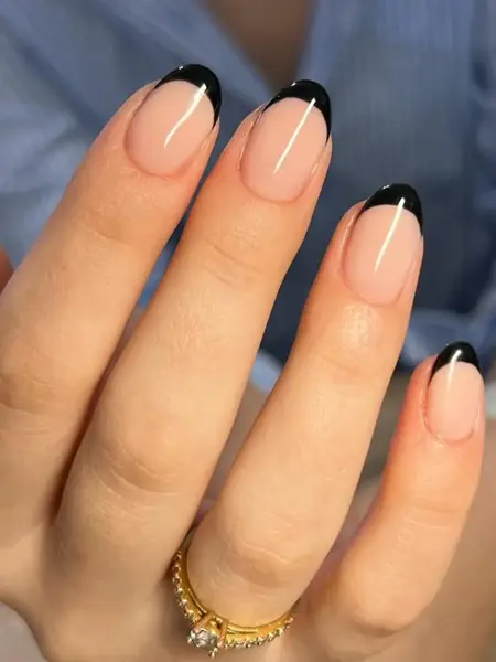 Dame med lakkerte negler