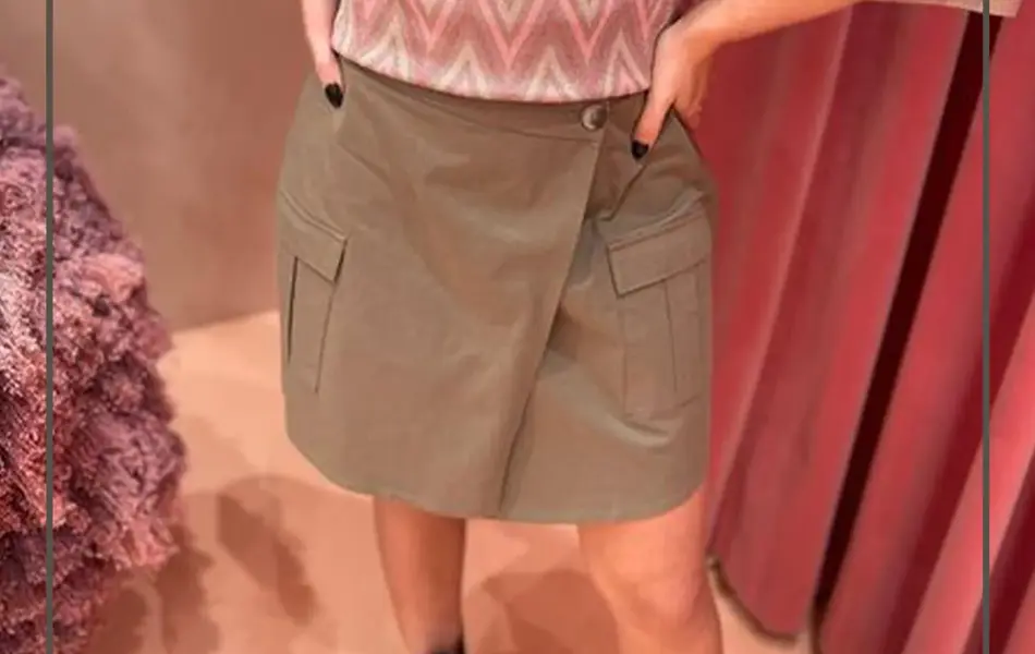 Dame i cargo skjørt