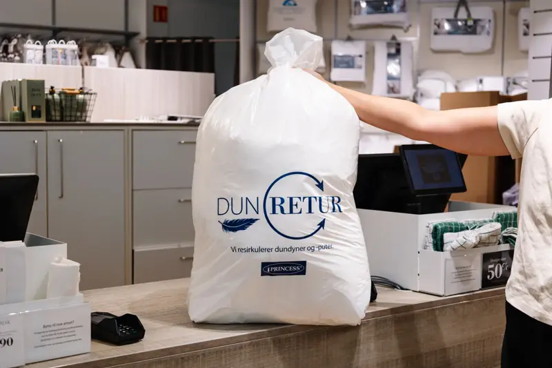 dame holder pose med dundyne i butikk