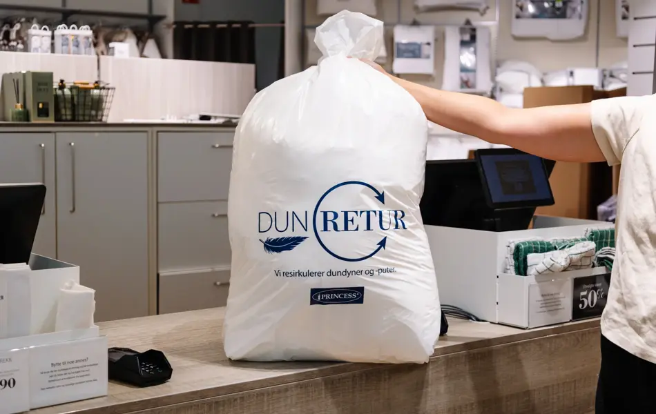 dame holder pose med dundyne i butikk