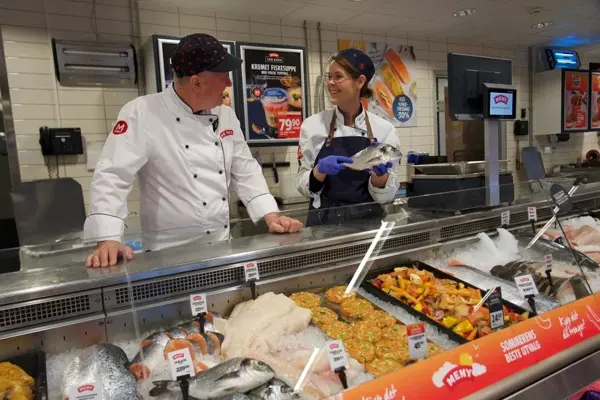 to ansatte innenfor disken