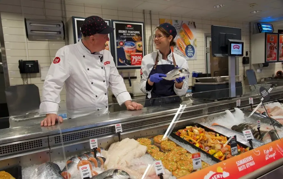 to ansatte innenfor disken