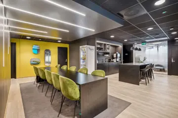 Stort spisebord og kjøkken 