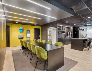 Stort spisebord og kjøkken 