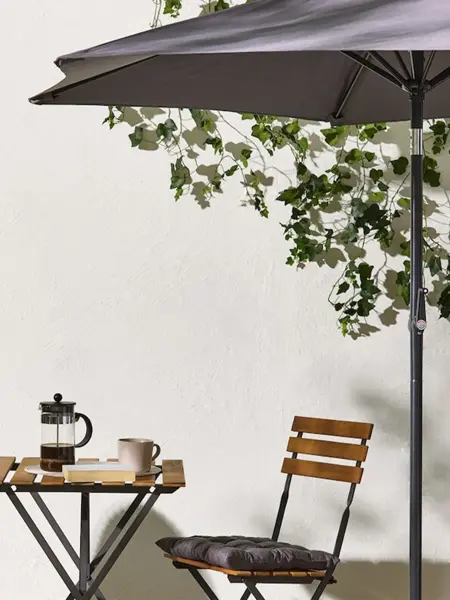 Parasoll på på en uteplass 