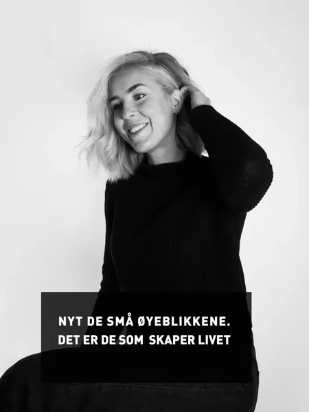 Ung kvinne som sitter og smiler med utsagn Nyt de små øyeblikkene. Det er de som skaper livet.