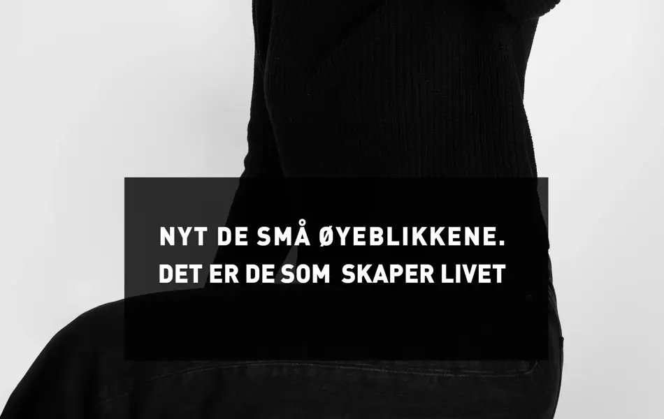 Ung kvinne som sitter og smiler med utsagn Nyt de små øyeblikkene. Det er de som skaper livet.