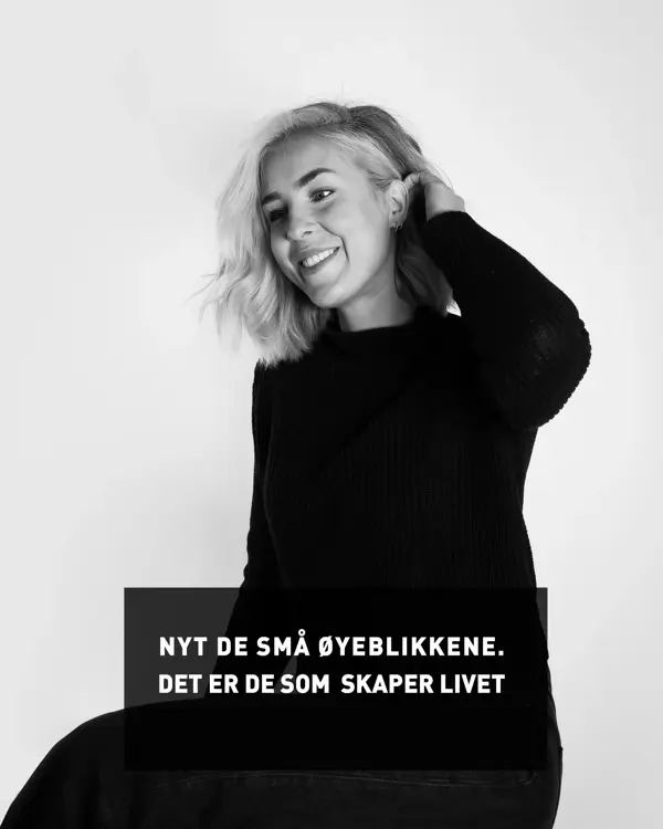 Ung kvinne som sitter og smiler med utsagn Nyt de små øyeblikkene. Det er de som skaper livet.