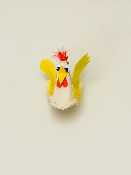 Høne laget av eggekartong, filtbiter og fjær