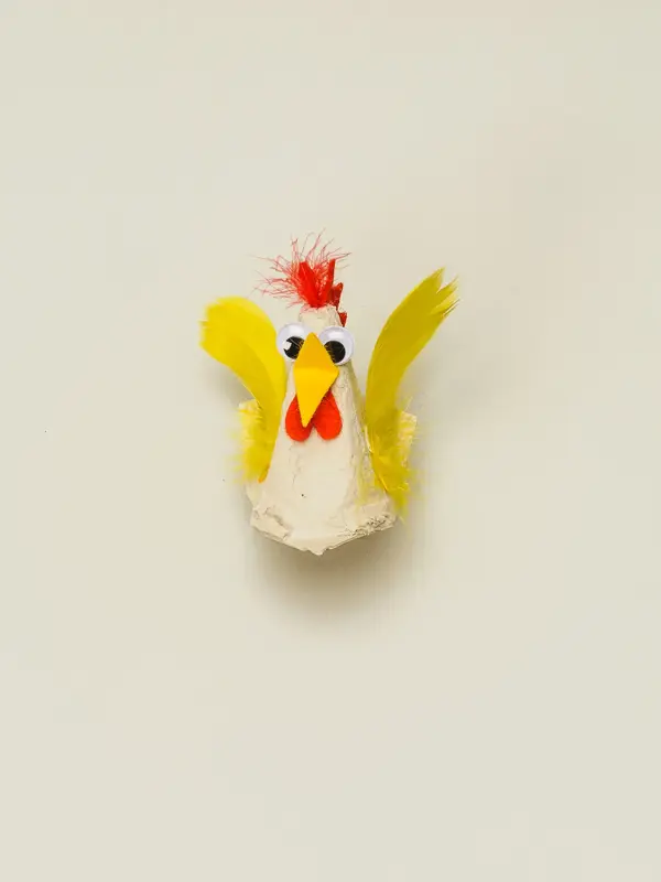 Høne laget av eggekartong, filtbiter og fjær