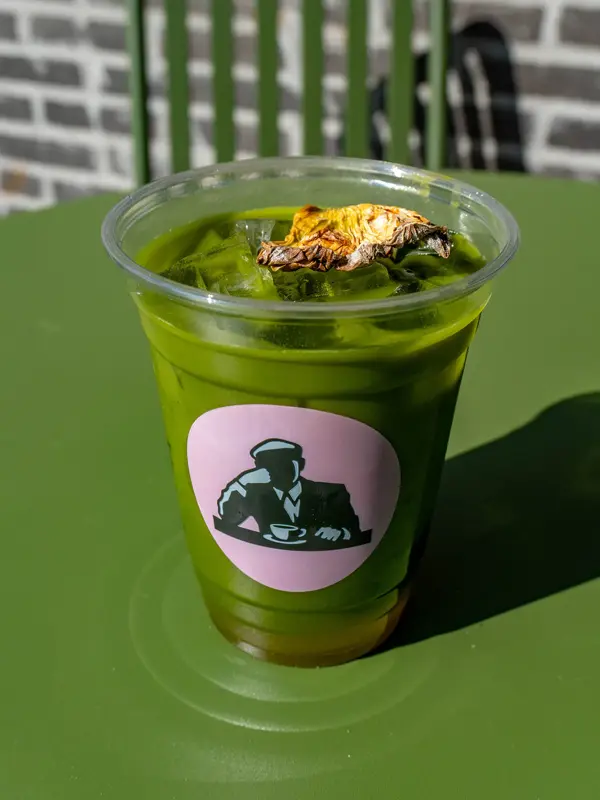 Matcha på et bord i takeawaykopp fra Joe & the Juice