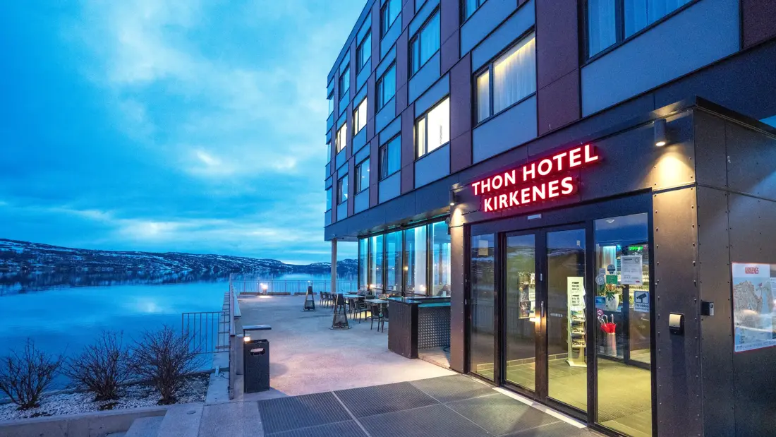 Inngangsparti til Thon Hotel Kirkenes om kvelden