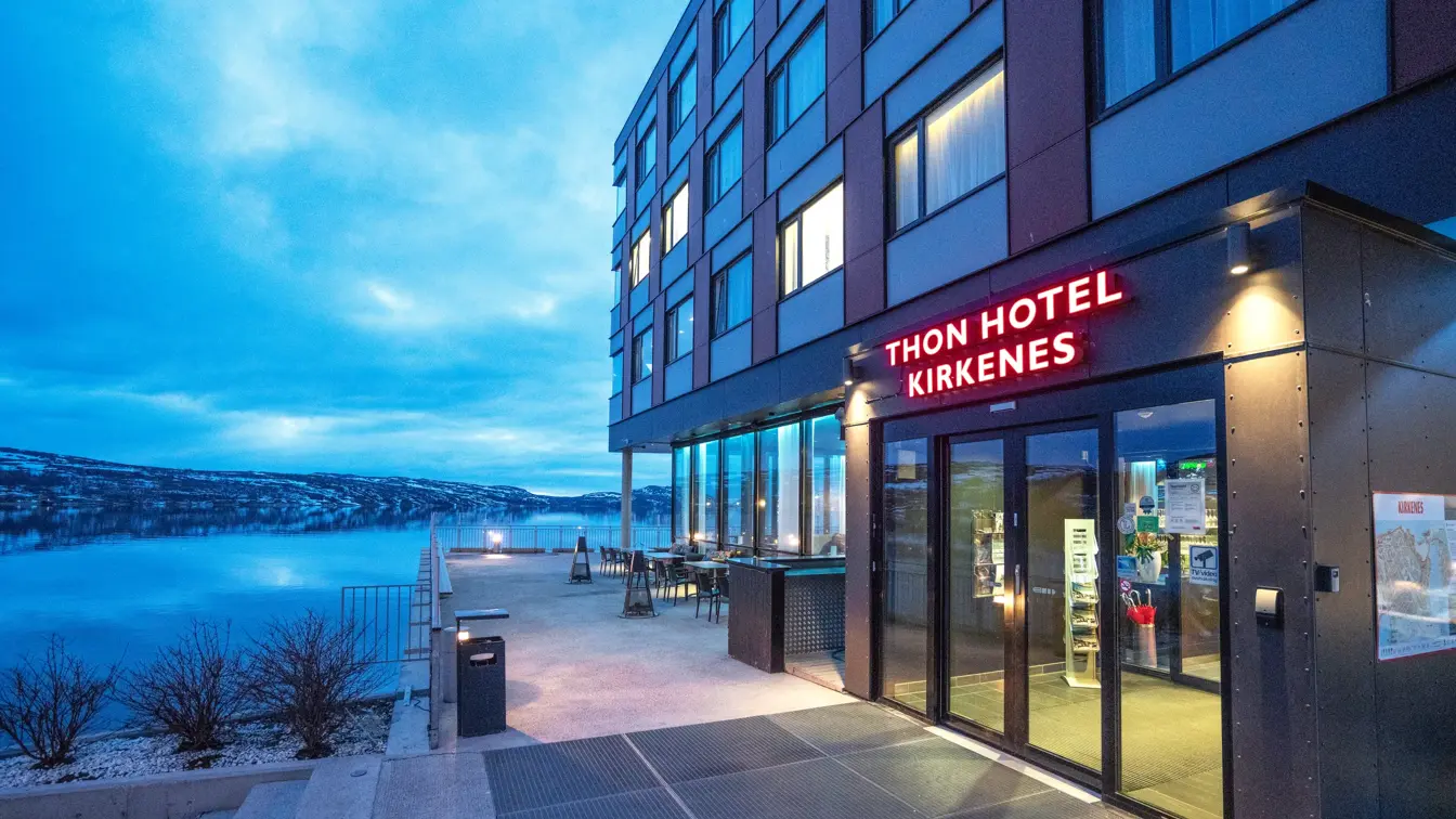 Inngangsparti til Thon Hotel Kirkenes om kvelden