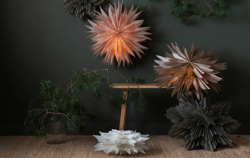 Julestjerner henger på en vegg