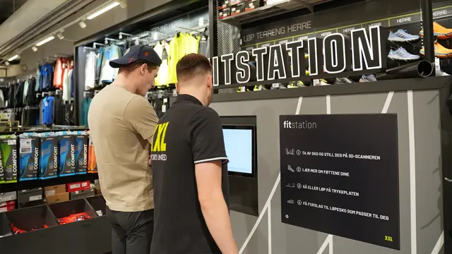 Mann som hjelper en kunde i butikk