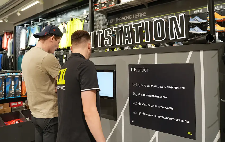 Mann som hjelper en kunde i butikk