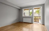Tomt rom med vindu, balkongdør og lyst tregulv, leilighet H0104, Hallingtunet i Flå.
