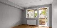 Tomt rom med vindu, balkongdør og lyst tregulv, leilighet H0104, Hallingtunet i Flå.
