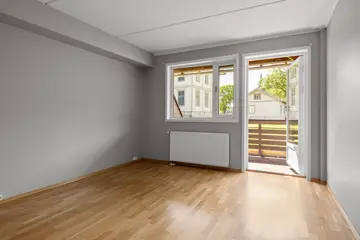 Tomt rom med vindu, balkongdør og lyst tregulv, leilighet H0104, Hallingtunet i Flå.
