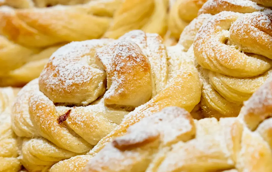 Store tvinnede boller med melis på