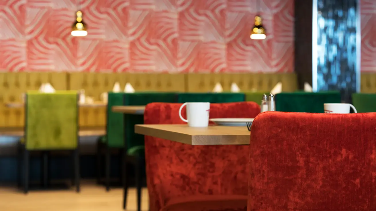 Bord og stoler i restaurant på Thon Hotel Orion i Bergen Sentrum
