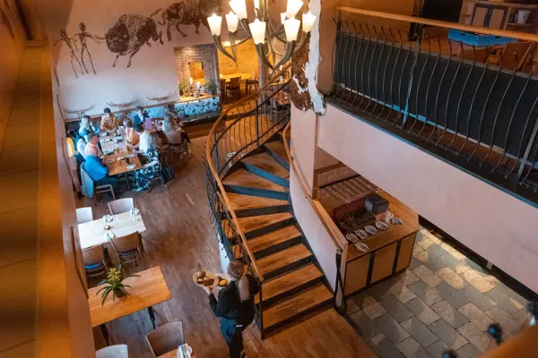 oversiktsbilde fra innsiden av restaurant