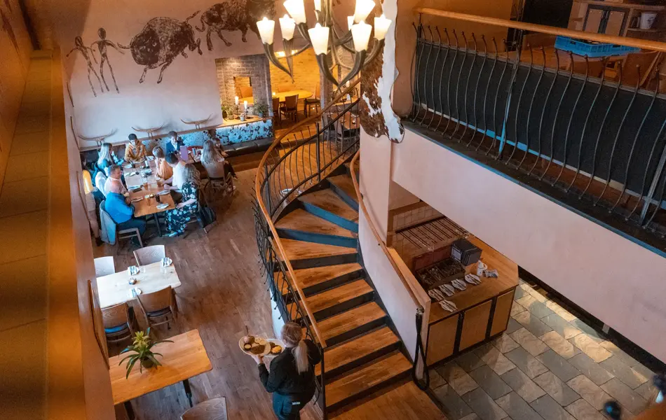 oversiktsbilde fra innsiden av restaurant