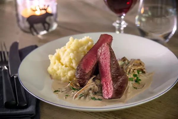 Reinsdyrbiff med kremet soppstuing og potetmos