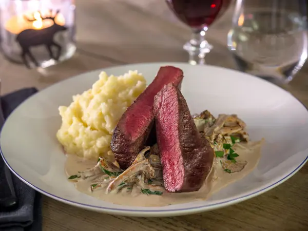 Reinsdyrbiff med kremet soppstuing og potetmos